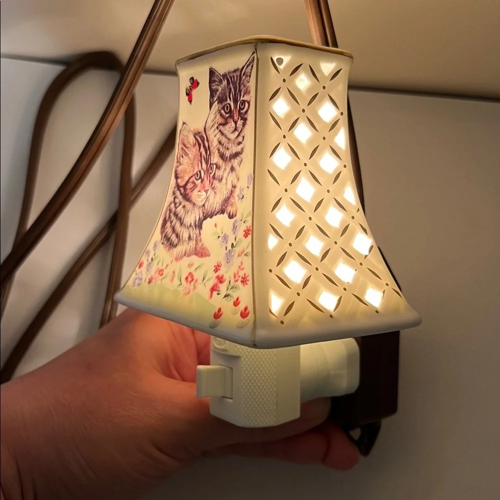Adeline Porcelain Cat Night Light with Kittens, Butterflies 🦋 and Flowers 🌺 NWOT